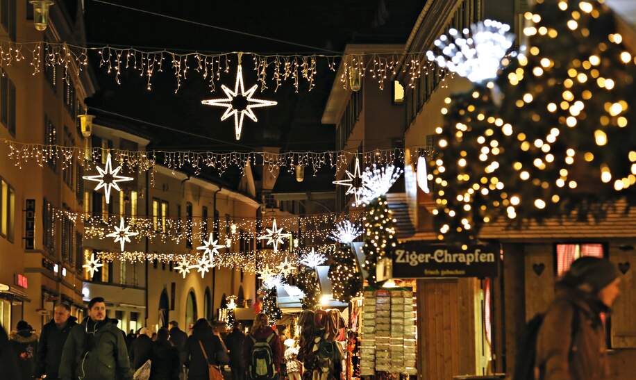 beleuchtete Straßen mit schöner Weihnachtsdeko in Chur | © Chur Tourismus