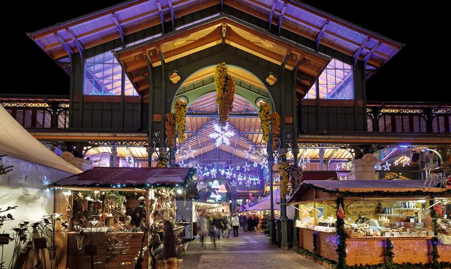 schoen weihnachtlich beleuchtete Gebaeude in Montreux | © Schweiz Tourismus