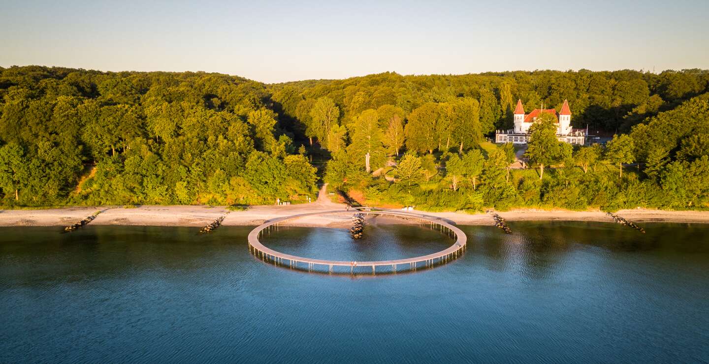 Infinite Brücke am Strand bei Aarhus in Dänemark | © VisitDenmark/Dennis Borup