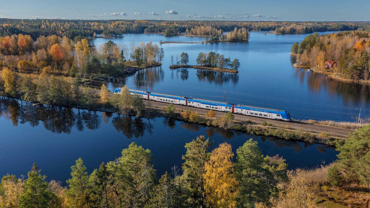 Bahn in Schweden fährt auf Schienen durch die Natur | © JannLipka/imagebank.sweden.se