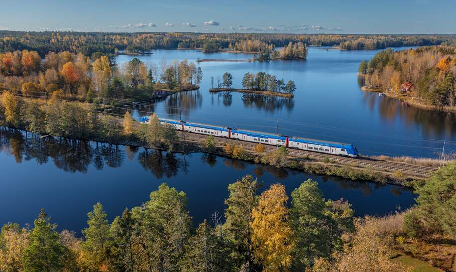 Bahn in Schweden fährt auf Schienen durch die Natur | © JannLipka/imagebank.sweden.se