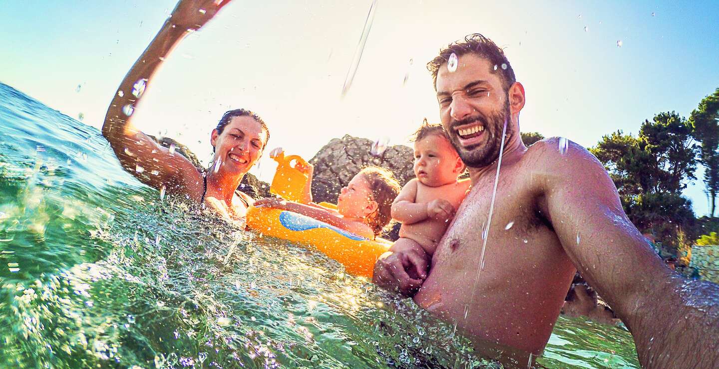 Abenteuerlicher Urlaub mit der Familie im Meer | © Gettyimages.com/gdinMika