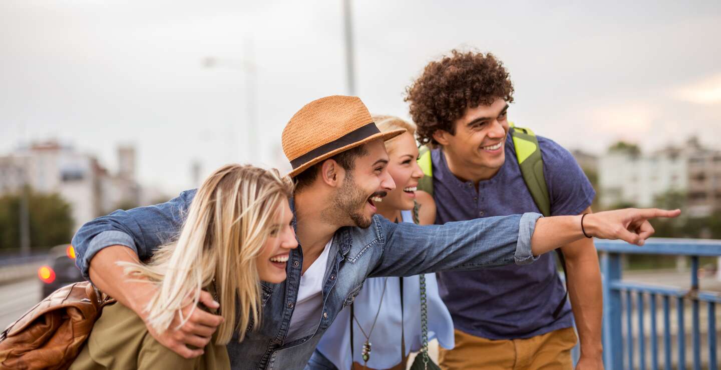 Fröhliche Freunde besichtigen gemeinsam die Stadt | © Gettyimages.com/bernardbodo