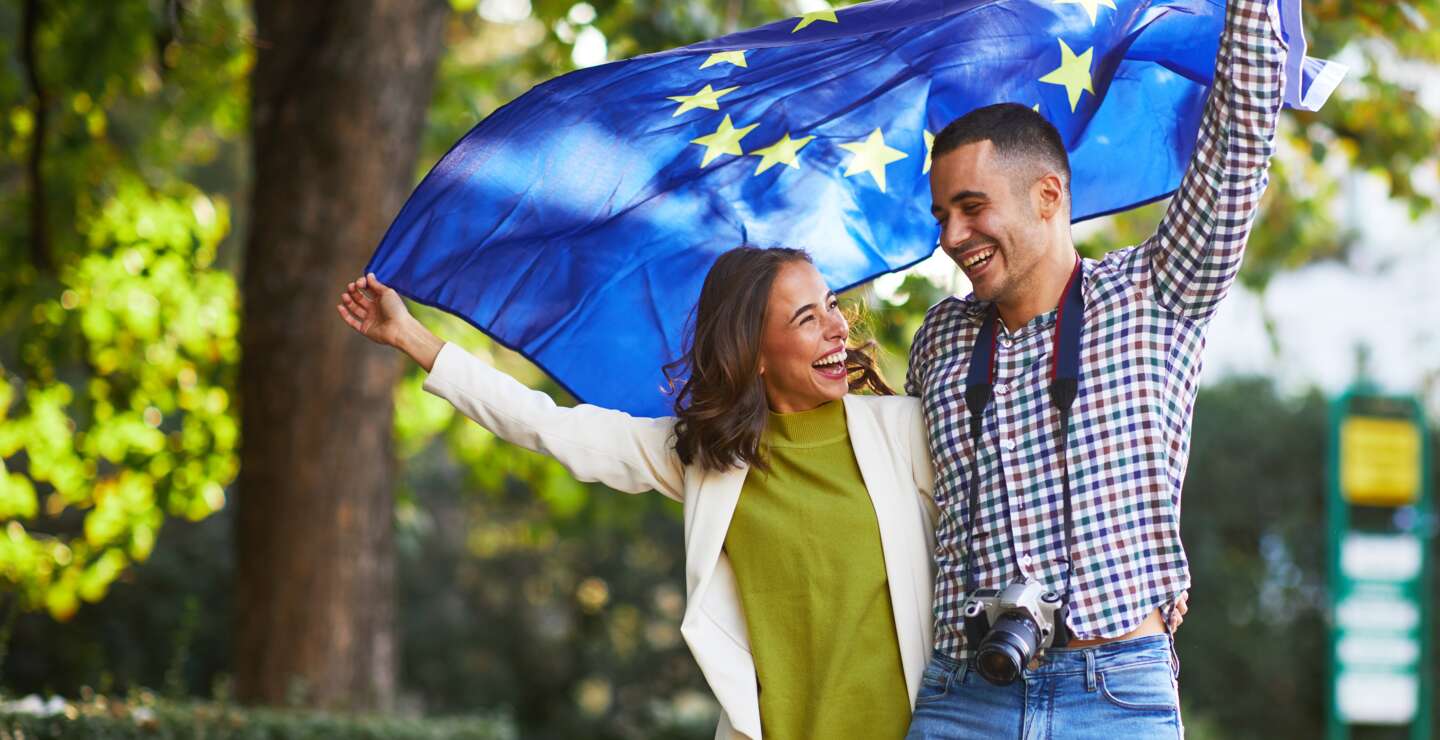 Touristenpaar EU-Flagge Städtereise | © GettyImages.com/djiledesign