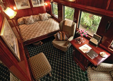 Blick von oben auf die Rovos Rail Royal Suite mit Doppelbett | © Rovos Rail Tours