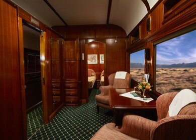 Blick vom Wohnzimmer der Rovos Rail Royal Suite in das Schlafzimmer mit zwei Einzelbetten | © Rovos Rail Tours