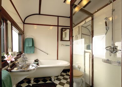 Innenansicht des Rovos Rail Royal Badezimmers mit Dusche und Badewanne | © Rovos Rail Tours