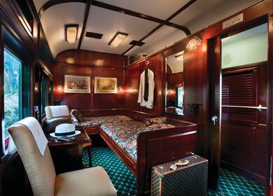 Innenandischt der Rovos Rail Deluxe Suite mit 2 in L-Form positionierten Betten | © Rovos Rail Tours