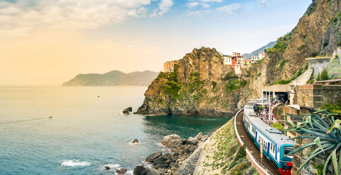 Manarola, Cinque Terre, Italien - Bahnhof in einem kleinen Dorf mit bunten Häusern auf Klippe mit Blick auf das Meer. | © GettyImages.com/	Julia Lavrinenko