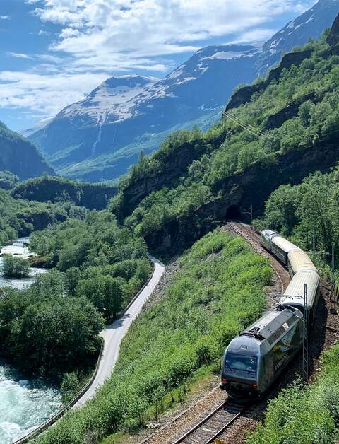 Flamsbahn am Fluß und grünen Bergen | © MortenRakke