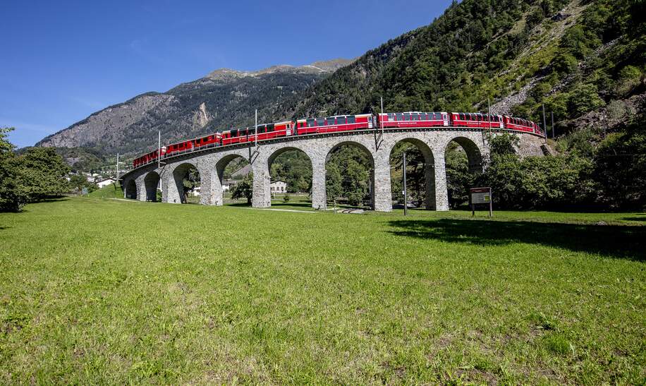 Im Panoramawagen des Bernina Expresses auf dem Kreisviadukt in der Schweiz | © Rhätische Bahn/Andrea Badrutt