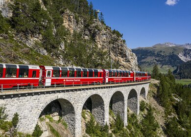 Im Panoramwagen des Bernina Expresses im Albulatal bis nach Engadin in der Schweiz | © Rhaetische Bahn / Andrea Badrutt