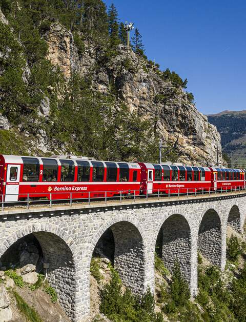 Im Panoramwagen des Bernina Expresses im Albulatal bis nach Engadin in der Schweiz | © Rhaetische Bahn / Andrea Badrutt