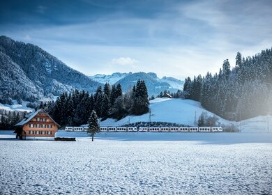 Kambly Zug zwischen Schüpfheim und Escholzmatt, Zentralschweiz im Winter | © BLS/Jeroen Seyffer   