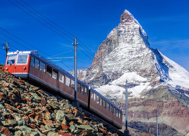 Matterhorn mit Gornergratbahn in den Schweizer Alpen  | © Gettyimages.com/extravagantni
