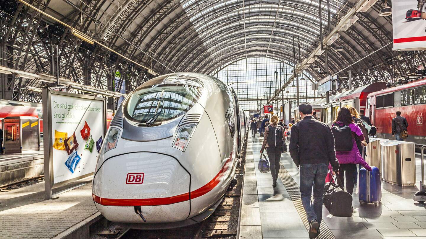 Menschen im Frankfurter Hauptbahnof | © istock.com/ Meinzahn