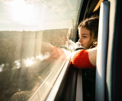 Kind schaut aus dem Zugfenster | © Gettyimages.com/StockPlanets