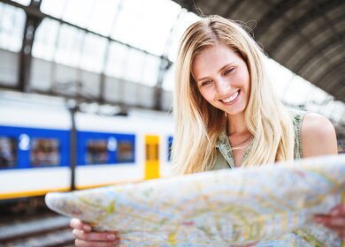 Frau Bahnhof Ausland | © GettyImages.com/franckreporter