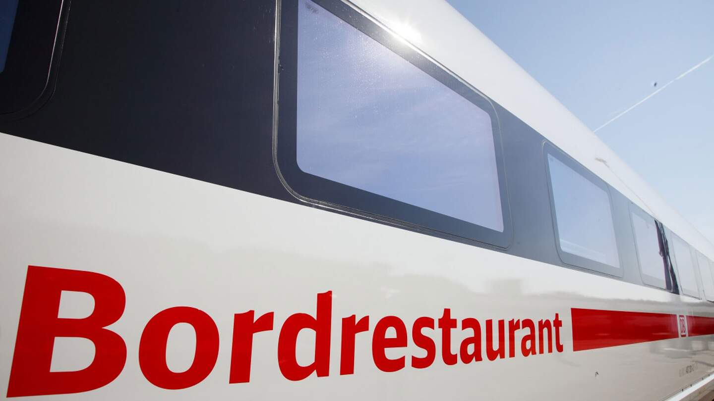 die Seite eines Zuges mit einem großen Fenster und dem Wort “Bordrestaurant” in roten Buchstaben, was darauf hinweist, dass dieser Zug ein Speisewagen hat. | ©  Deutsche Bahn AG