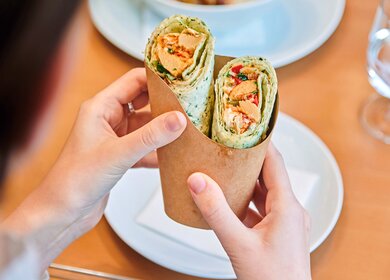 Veganer Sweet-Chili-Wrap mit planted.™chicken – im Bordrestaurant | © Deutsche Bahn AG / Stefan Wildhirt Veganer Sweet-Chili-Wrap mit planted.™chicken – im Bordrestaurant | © Deutsche Bahn AG / Stefan Wildhirt