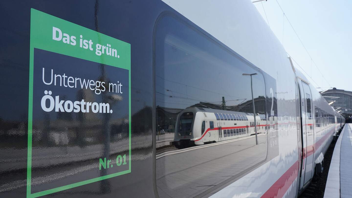 Das ist grün: DB Fernverkehr – Unterwegs mit Ökostrom Aufkleber auf einem ICE – IC 2 in der Spiegelung | © Deutsche Bahn AG/Volker Emersleben