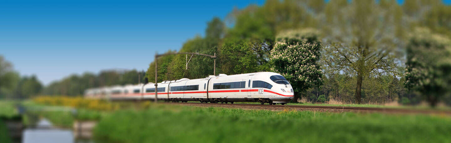 Zug auf Schienen | © © Deutsche Bahn AG/Georg Wagner