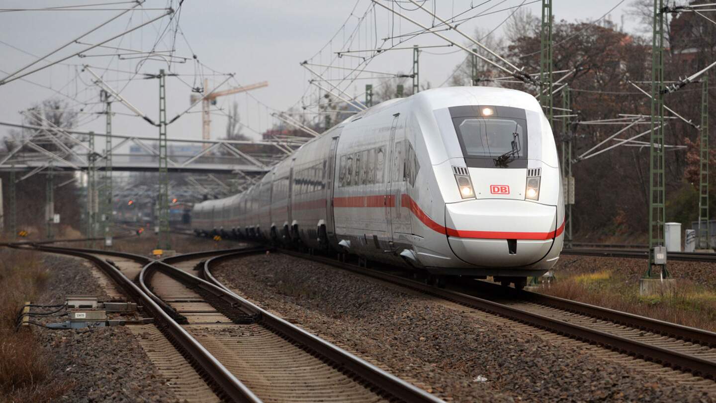 Der moderne Hochgeschwindigkeitszug der Deutschen Bahn, der auf den Schienen unterwegs ist | © © Deutsche Bahn AG