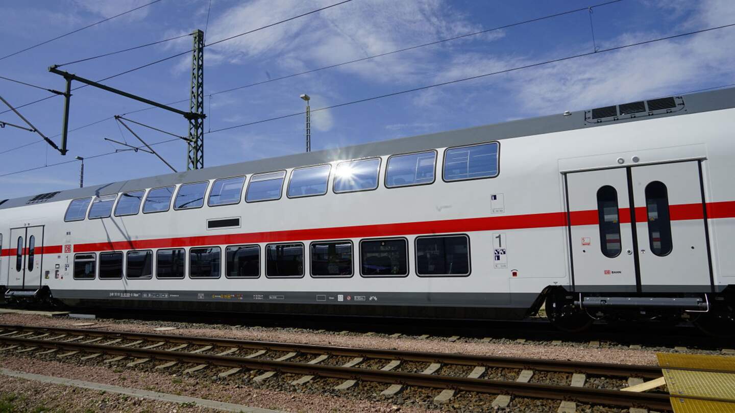 Doppelst&ouml;ckiger IC von au&szlig;en | © © Deutsche Bahn AG