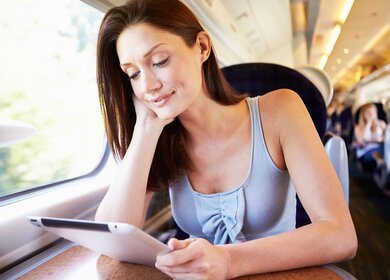 Frau im Zug | © monkeybusinessimages  / iStockphoto Frau im Zug | © monkeybusinessimages  / iStockphoto