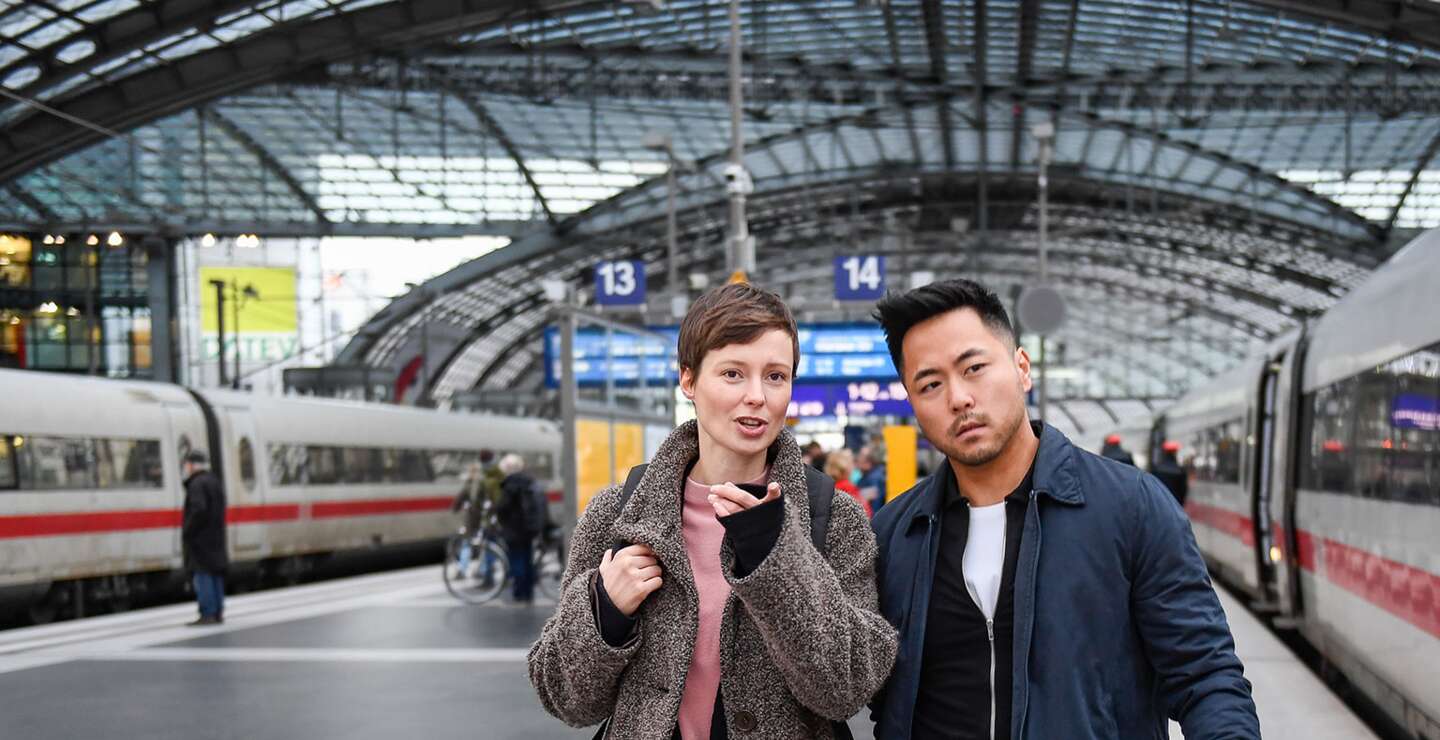 Reisende mit leichtem Gepäck auf dem Bahnsteig am Hauptbahnhof Berlin | © Deutsche Bahn AG/Max Lautenschläger