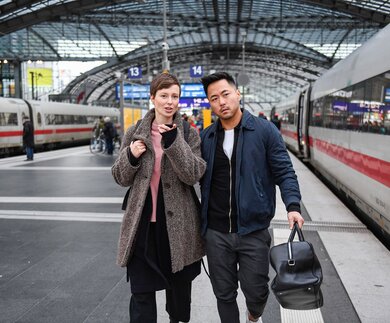 Reisende mit leichtem Gepäck auf dem Bahnsteig am Hauptbahnhof Berlin | © Deutsche Bahn AG/Max Lautenschläger
