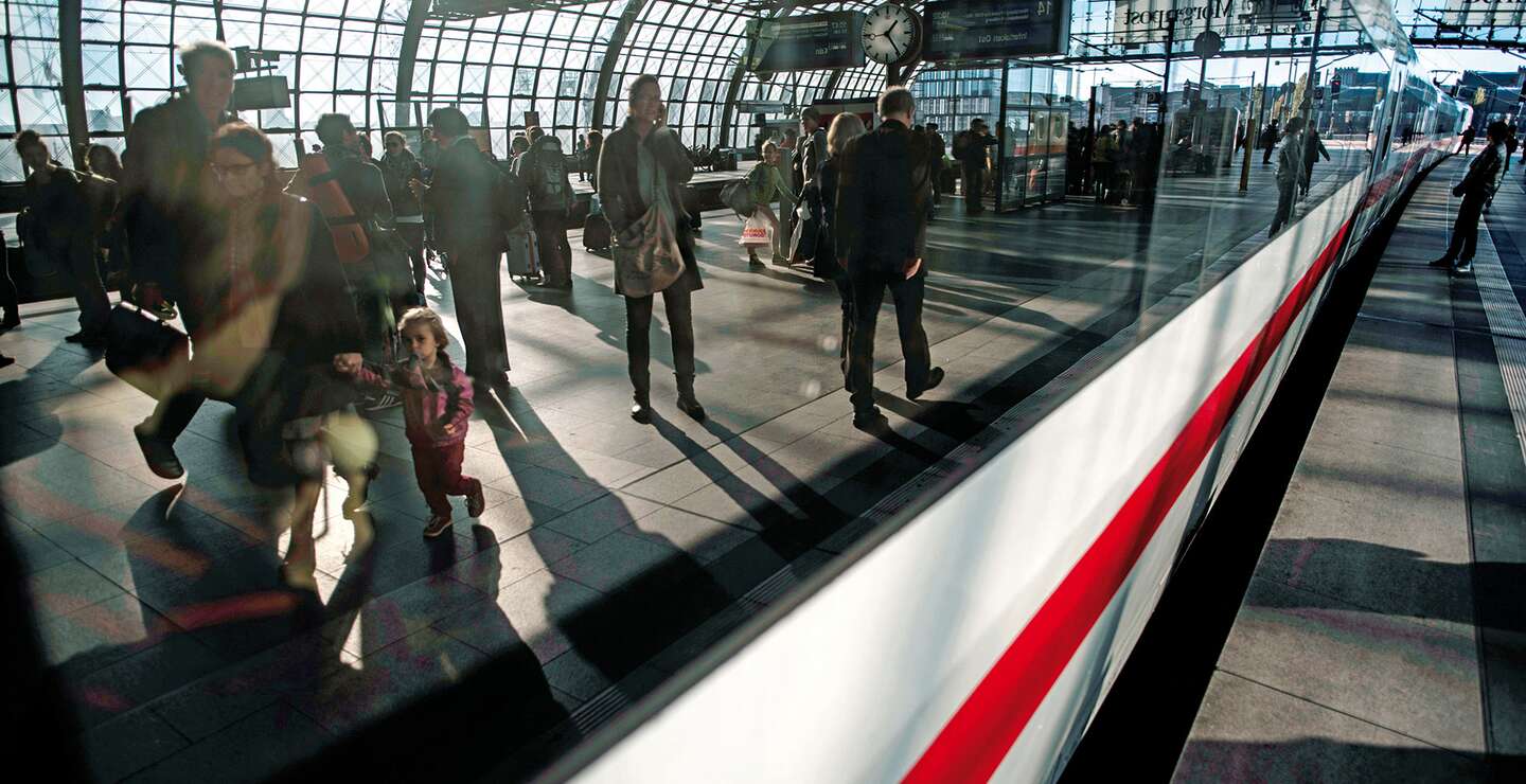  einen belebten Bahnhof mit einer vielfaeltigen Gruppe von Menschen | © Deutsche Bahn AG/Oliver Lang