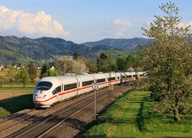 ICE faehrt durch gruene Landschaft | © Deutsche Bahn AG/Georg Wagner