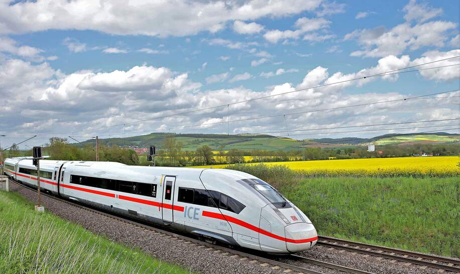DB_Intercity_sommerliche_Landschaft | © Deutsche Bahn AG / Wolfgang Klee