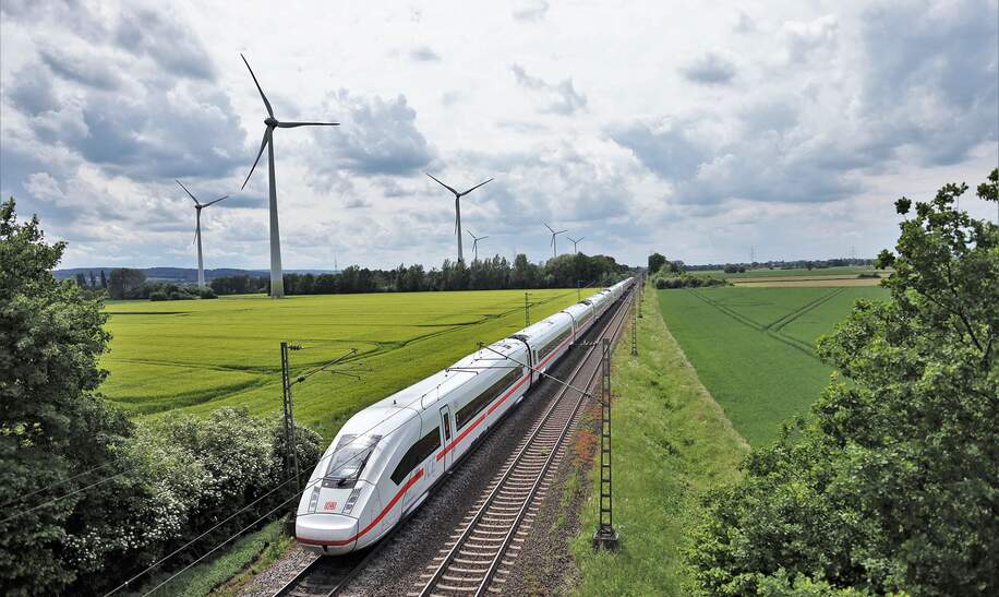 DB Fernverkehr mit ICE bei Stadthagen | © Deutsche Bahn AG / Wolfgang Klee