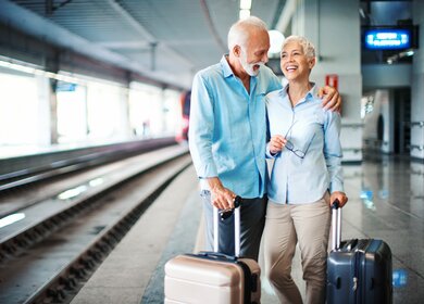 Paar wartet auf einen Zug | © Gettyimage/gilaxia