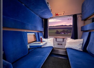 Pivatabteil im Liegewagen für 5 Personen im Nachtzg European Sleeper mit zugeklappten Betten | © europeansleeper