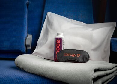 Kissen, Decke, Getränk und Schlafmaske im Nachtzug European Sleeper | © europeansleeper
