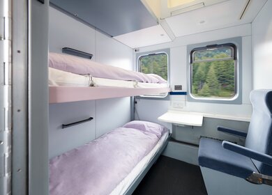 Pivatabteil im Schlafwagen für 2 Personen im Nachtzg European Sleeper mit aufgeklappten Betten | © europeansleeper
