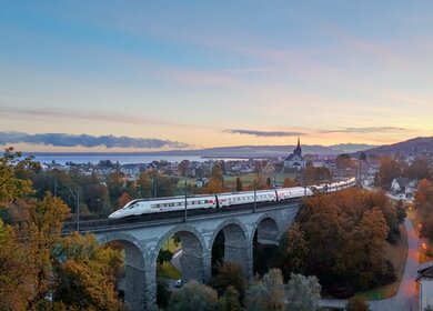 Schweizerische Bundesbahn SBB fährt über Brücke im Herbst | © SBB CFF FFS 