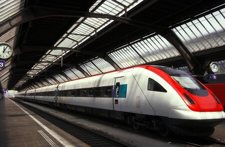 Moderner und schneller Intercity Neigzug der SBB im Bahnhof in Europa | © Gettyimages.com/ynamaku