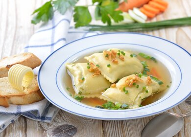 Traditionelles schwaebisches Gericht namens Maultaschen mit Butter-Toast | © Gettyimages.com/kabVisio