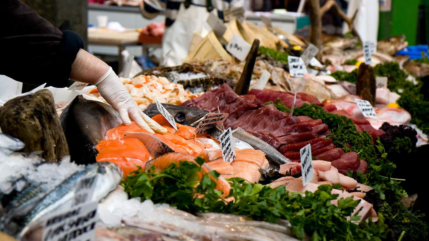 Der Stand eines Fischhändlers in einer Markthalle | © Gettyimages.com/whitemay