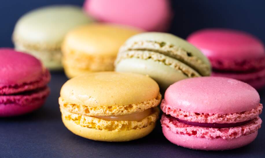 Macarons auf dunklem Hintergrund, bunte französische Kekse Macarons | © Gettyimages.com/Anna Zatica