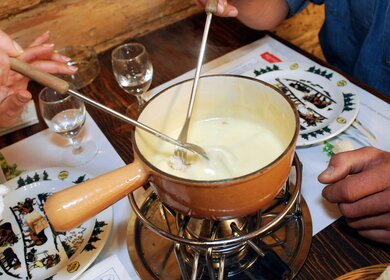 Traditionelles Käsefondue im Restaurant Le Chalet in Château-d`Oex im Genferseegebiet in der Schweiz | © GoldenPass 