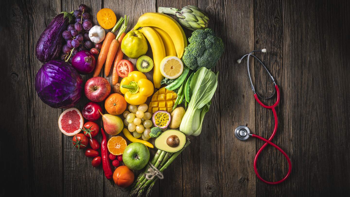 Gemüse und Obst mit Herzform als Konzept der Herz-Kreislauf-Gesundheit | © Gettyimages.com/MEDITERRANEAN