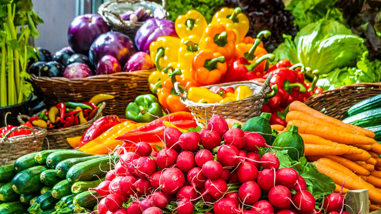 Buntes Gemüse auf einem Bauernmarkt zum Kauf | © Gettyimages.com/FooTToo