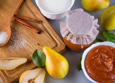 Glas hausgemachte Birnenmarmelade mit frischen Früchten und Zutaten auf holzigem Hintergrund | © Gettyimages.com/rustamank