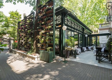 Schoenes Restaurant Sommer Terrasse Interieu | © gettyimages.com/rilueda