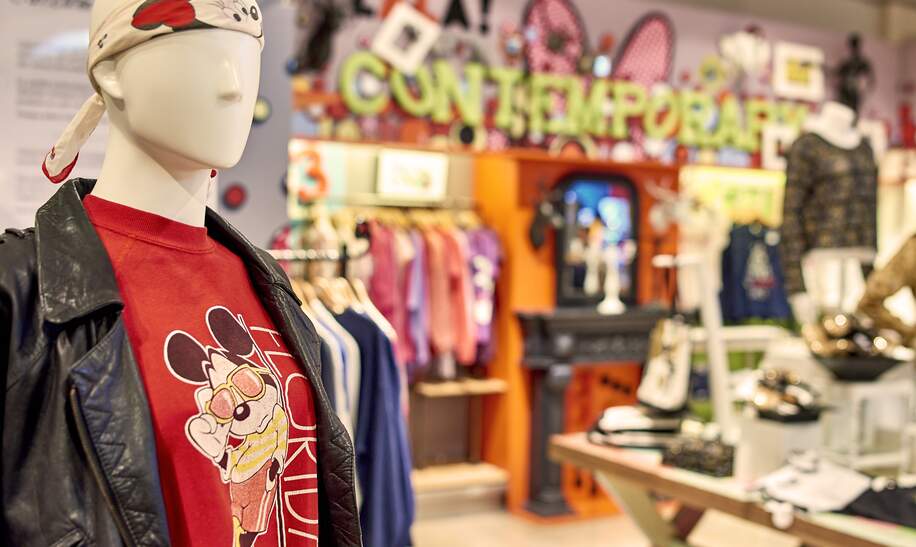 Disney Village® Shop Kleidung | © Disney